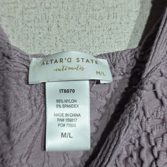 Textured Lavender Sleeveless Top - Picture 3 of 3